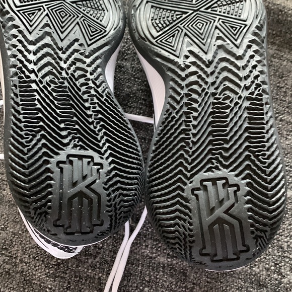 Nike White and Black sneakers - Picture 12 of 14